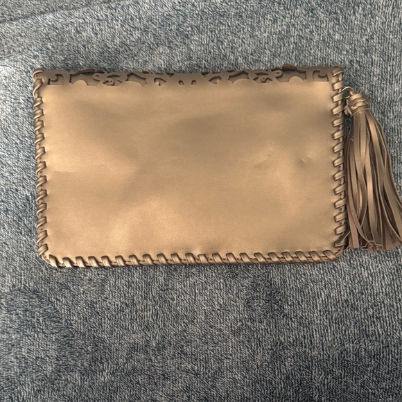 Elegant Gold Cut-Out Clutch - Picture 2 of 3